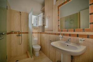 Bathroom 2-3